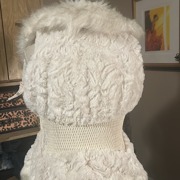 White Vegan Faux Fur Celsius Vest - Small NWT - Picture 7 of 11